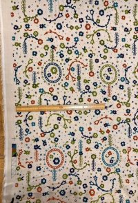 生地：リヨセル綿フラワープリント（クリーム）