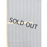 生地：縦縞ポリエステル（黒／グレー）