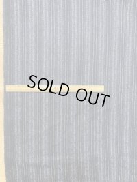 生地：縦縞ポリエステル（黒／グレー）