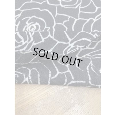 画像4: 生地：透かし編みポリエステル100％薔薇柄プリント（黒／白）