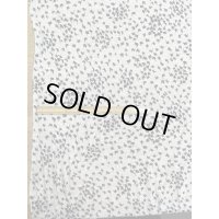 生地：綿100％柄プリント天竺ニット（グレージュ／黒）