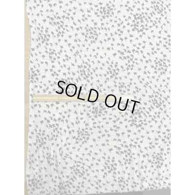 画像1: 生地：綿100％柄プリント天竺ニット（グレージュ／黒）