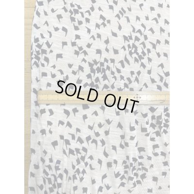 画像2: 生地：綿100％柄プリント天竺ニット（グレージュ／黒）