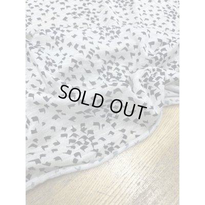 画像4: 生地：綿100％柄プリント天竺ニット（グレージュ／黒）