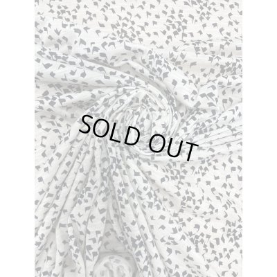 画像7: 生地：綿100％柄プリント天竺ニット（グレージュ／黒）