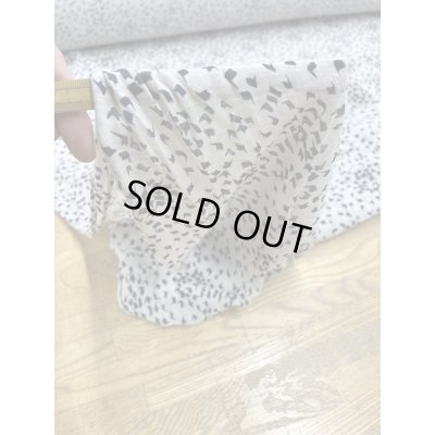 画像8: 生地：綿100％柄プリント天竺ニット（グレージュ／黒）