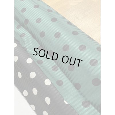 画像10: 生地：ポリストレッチサテンジャガード水玉柄プリント（黒／生成）