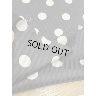 画像4: 生地：ポリストレッチサテンジャガード水玉柄プリント（黒／生成）