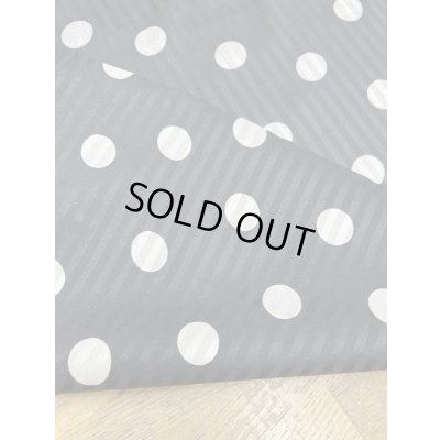 画像5: 生地：ポリストレッチサテンジャガード水玉柄プリント（黒／生成）