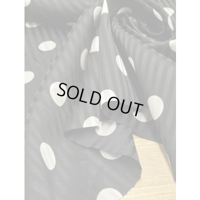 画像9: 生地：ポリストレッチサテンジャガード水玉柄プリント（黒／生成）