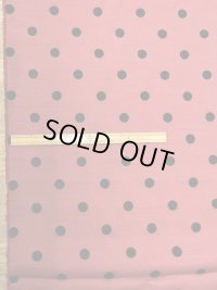 生地：水玉大フロッキー加工ポリシャンタン（レンガ／黒）