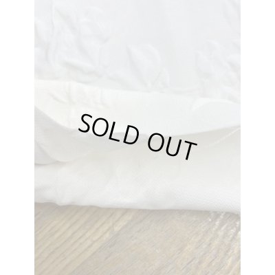 画像4: 生地：ポリエステル100％凹凸エンボス加工フラワー調（白）