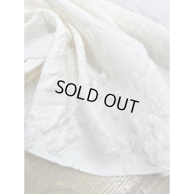 画像5: 生地：ポリエステル100％凹凸エンボス加工フラワー調（白）