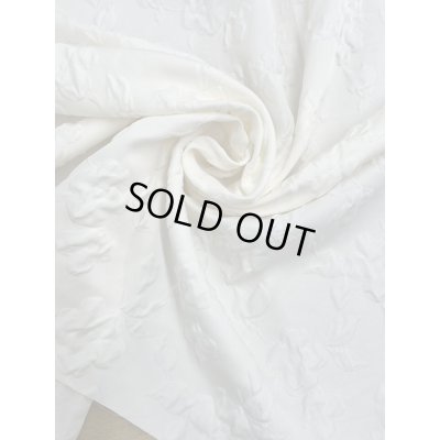 画像6: 生地：ポリエステル100％凹凸エンボス加工フラワー調（白）