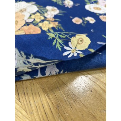 画像4: 生地:綿100%フラワー柄コットンブロード(明るい紺)