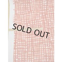 生地：手書き風チェック柄ポリプリント（白／朱赤）