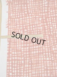 生地：手書き風チェック柄ポリプリント（白／朱赤）