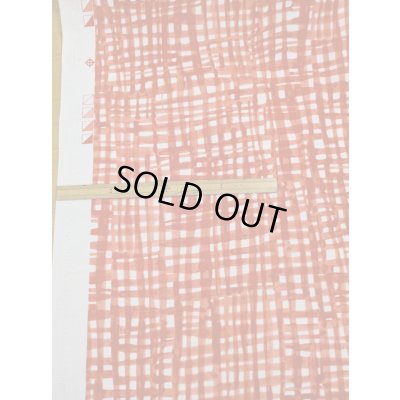 画像1: 生地：手書き風チェック柄ポリプリント（白／朱赤）