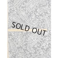 生地：ポリエステル100％ ペイズリー柄プリント （黒地×白）