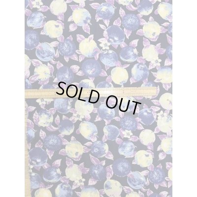 画像1: 生地：ポリエステル100％フルーツ柄プリント生地（紺地）