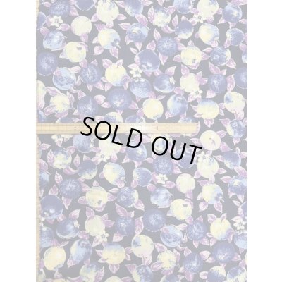 画像2: 生地：ポリエステル100％フルーツ柄プリント生地（紺地）