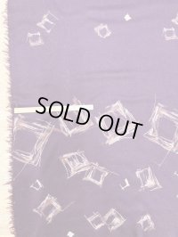 生地：ポリエステル100％ スクエア柄手書き風プリントニット（エンジ）
