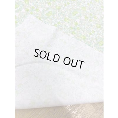 画像4: 生地：綿100％ 花柄フライスニット（オフホワイト×グリーン）