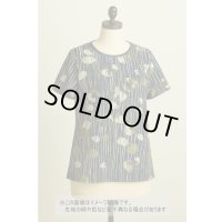 生地：綿100％ ラフィーガーゼ天竺 ストライプ花柄プリント（ネイビー／カーキ系）