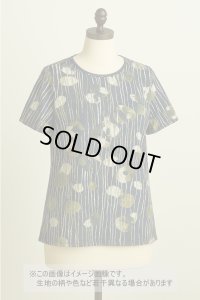 生地：綿100％ ラフィーガーゼ天竺 ストライプ花柄プリント（ネイビー／カーキ系）