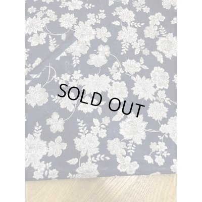 画像4: 生地:ポリエステル100%ジャガード織り花柄プリント生地(紺/白・グレー)