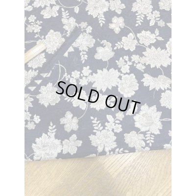 画像5: 生地:ポリエステル100%ジャガード織り花柄プリント生地(紺/白・グレー)