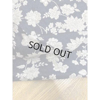 画像6: 生地:ポリエステル100%ジャガード織り花柄プリント生地(紺/白・グレー)