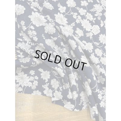 画像7: 生地:ポリエステル100%ジャガード織り花柄プリント生地(紺/白・グレー)