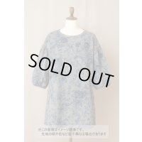 生地：コットン天竺フラワープリント（グレー地／ブルー）