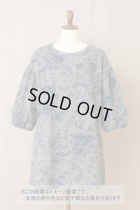 生地：コットン天竺フラワープリント（グレー地／ブルー）