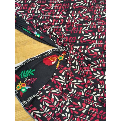 画像4: 生地：ポリエステル黒地×赤系プリントパネルニット