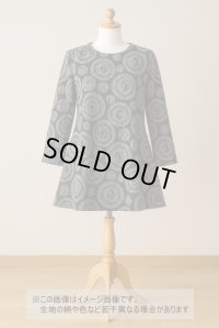 生地：ウールポリエステル混 サークル柄ニット（ブラック×グレー）