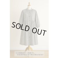 生地：ポリエステル100％二越ちりめん豆小花（白地×黒）