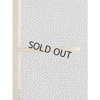 画像2: 生地：ポリエステル100％二越ちりめん豆小花（白地×黒）