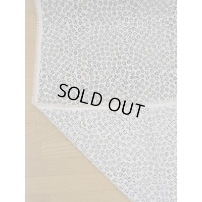 画像4: 生地：ポリエステル100％二越ちりめん豆小花（白地×黒）