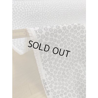 画像5: 生地：ポリエステル100％二越ちりめん豆小花（白地×黒）