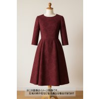 生地：ポリエステル100％バラ柄ふくれジャガード（エンジ）