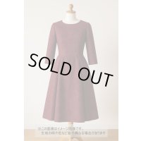 生地：ポリエステル100％バラ柄ふくれジャガード（エンジ）