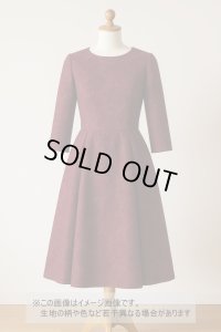 生地：ポリエステル100％バラ柄ふくれジャガード（エンジ）