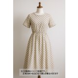 生地：ポリエステルドットプリント（ベージュ×ホワイト）