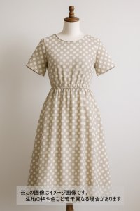 生地：ポリエステルドットプリント（ベージュ×ホワイト）