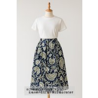 生地：ポリエステル100％オリエンタルプリント（紺／白・緑）