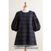 生地：ポリエステル100％手描き風チェック柄プリントニット（ネイビー系）