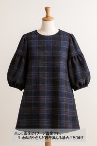 生地：ポリエステル100％手描き風チェック柄プリントニット（ネイビー系）