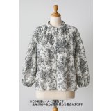 生地：綿100％花柄リアルプリント（白地×黒）